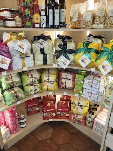 Vitrine de pâtisseries de L'Épicerie de Fleury, tartes et gâteaux artisanaux