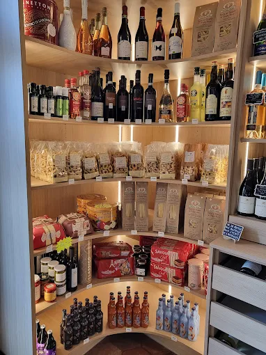 L'armoire garnie de l'Épicerie de Fleury, charcuteries et produits locaux