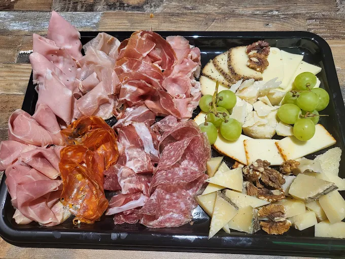Plateau de charcuterie artisanale de L'Épicerie de Fleury : saucisson, pâté et jambon à l'os